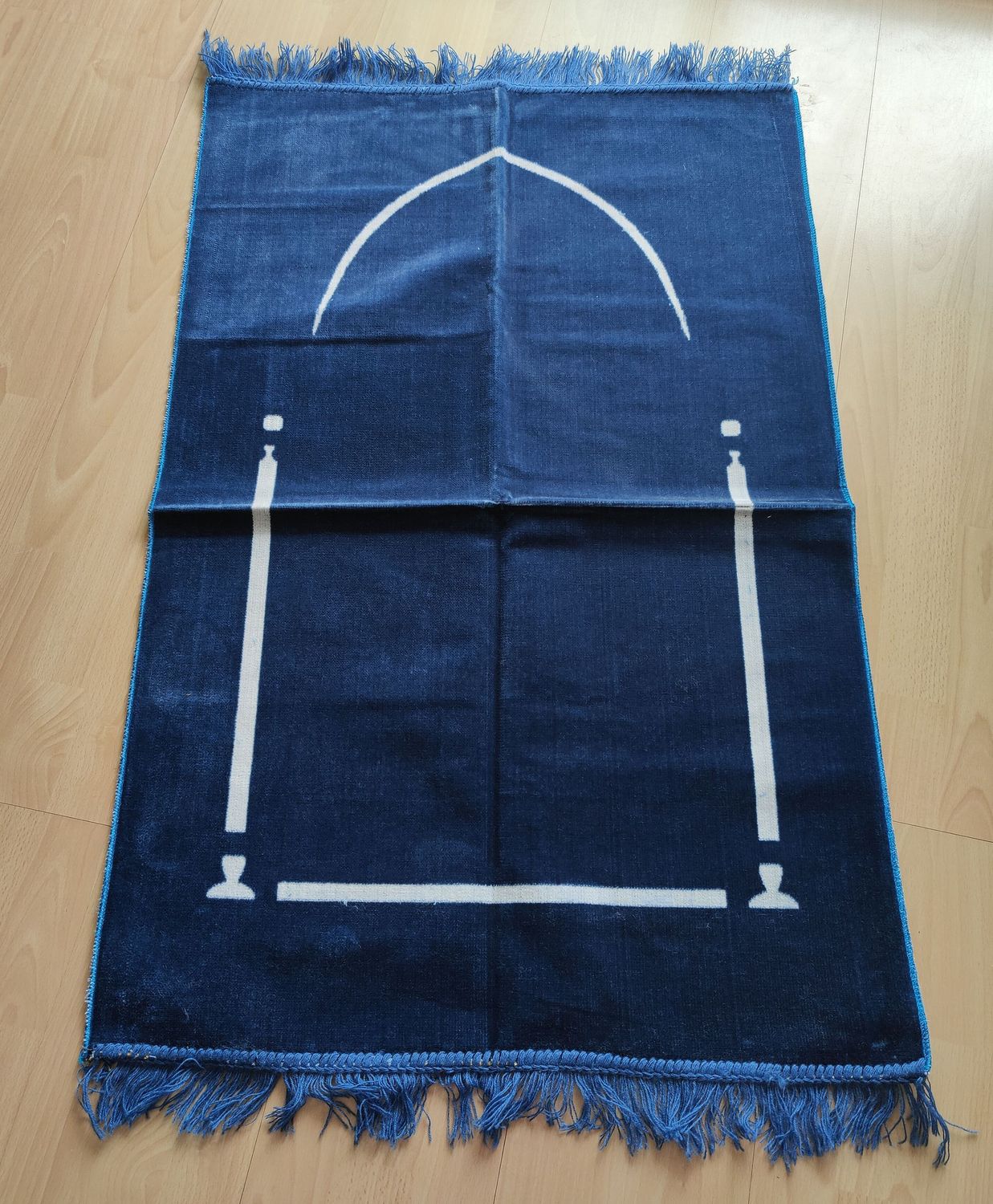 Sijaada, Gebetsteppich Blau mit goldfarbener Stickerei