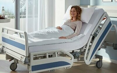 camas de hospital y sillas de ruedas