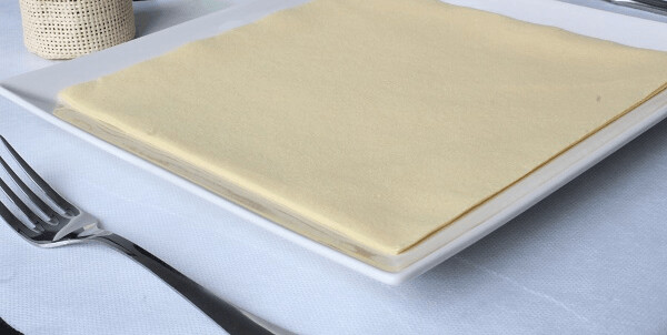 Servilleta air laid 40x40 cm. Plegado 1/4.  Caja de 800 und. CREMA
