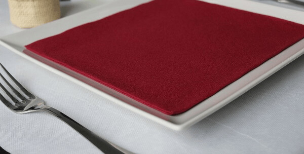 Servilleta air laid 40x40 cm. Plegado 1/4.  Caja de 600 und. BURDEOS