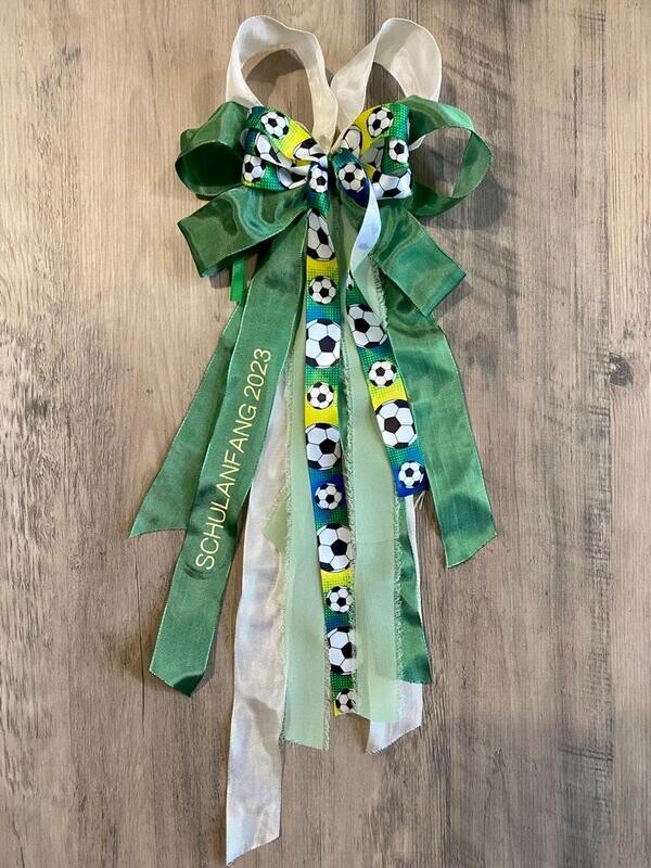 Schmuckschleife XL für Zuckertüte "Schulanfang 2023" , grün, Fußball,  personalisierbar, Schrift in hellgelb