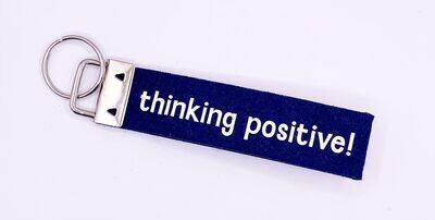 Schlüsselanhänger Filzoptik, Schlaufe, dunkelblau/weiß, "thinking positive"