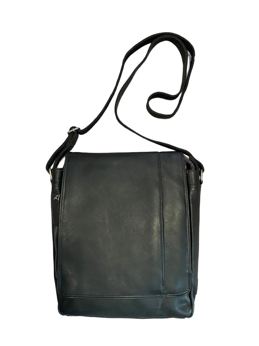 Umhängetasche mit Überschlag, 9,7" unisex, Leder schwarz