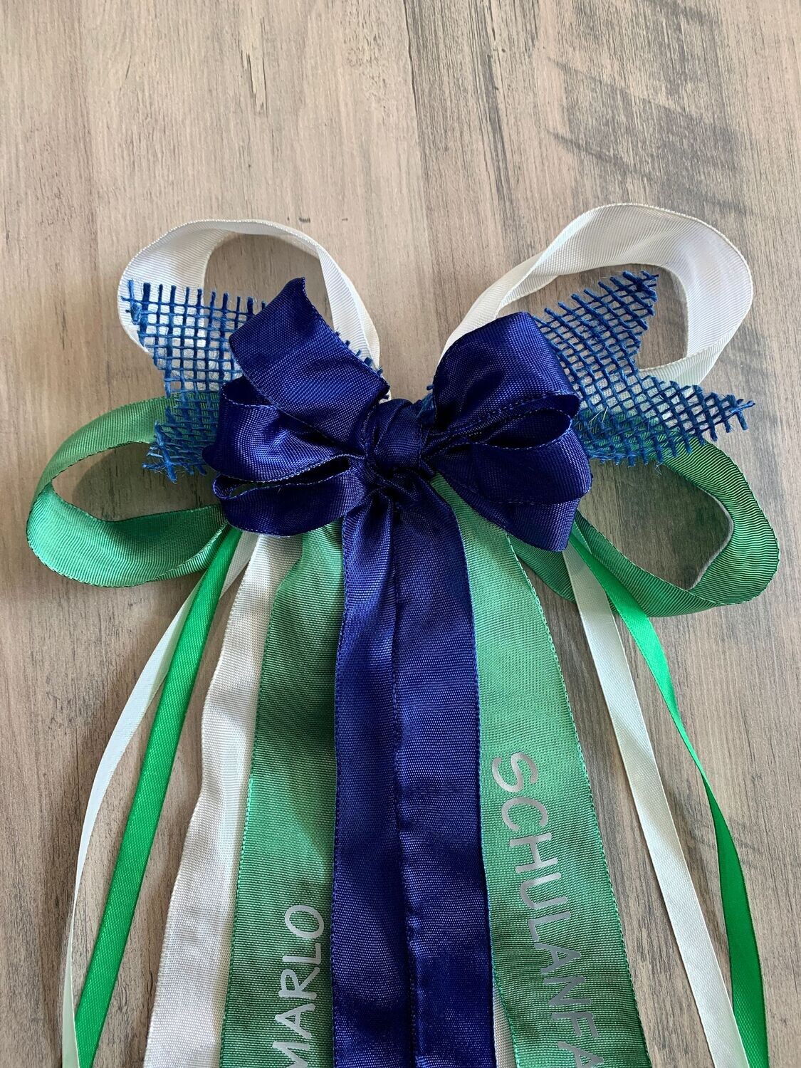 Schmuckschleife XL für Zuckertüte "Schulanfang 2026", blau/grün, Schriftfarbe silber,  personalisiert