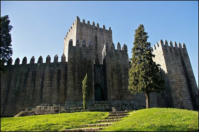 Guimarães ↔ Porto Private Transfer