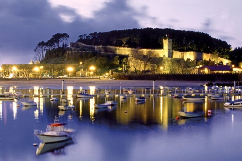 Baiona ↔ Porto Airport Private Taxi Transfer