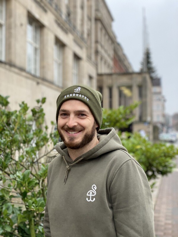 SANDHAFEN Beanie Moss Green Logo und Aufschrift