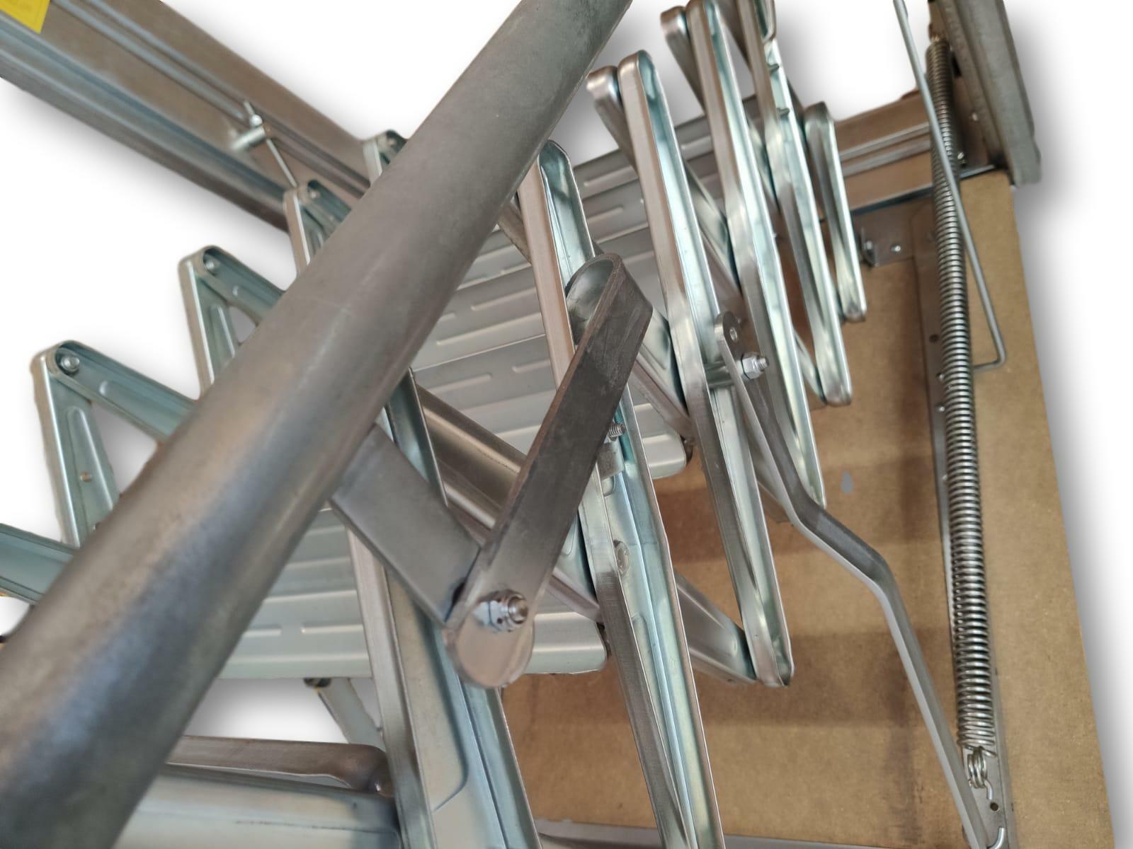 Scala retrattile SR Roma – dettaglio gradini antiscivolo e corrimano destro