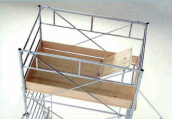 Piano in Legno intermedio composto da: ( 1 Botola in acciaio + Legno + 2 Tavole in Legno m. (2,04x0,27 x 0,05) + 1 Fermapiede in Legno Perimetrale + 2 Parapetti Intermedi)   IPPIS