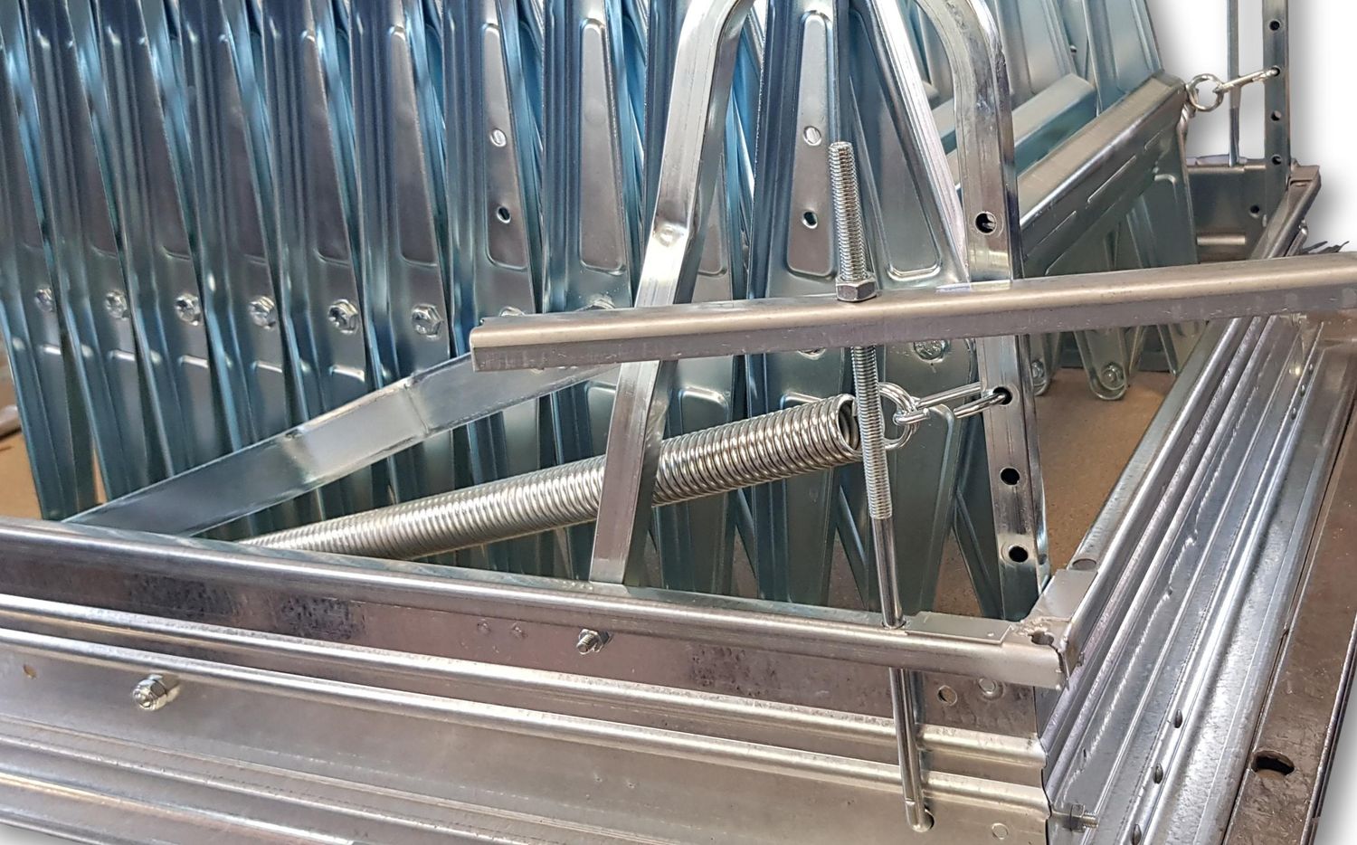 Scala Retrattile Scari 50x100 Cm - Acciaio, Portata 150 Kg | Con Corrimano E Gradini Antiscivolo