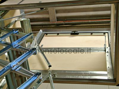 Scala retrattile terrazzo dettaglio cerniere acciaio