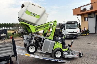 Carico trattorino su rimorchio con rampa alluminio
