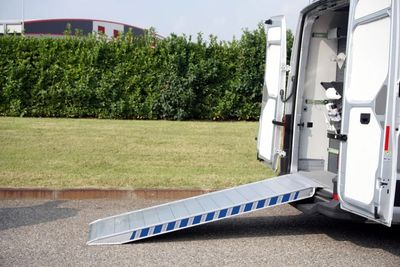 Rampa portellone furgone logistica