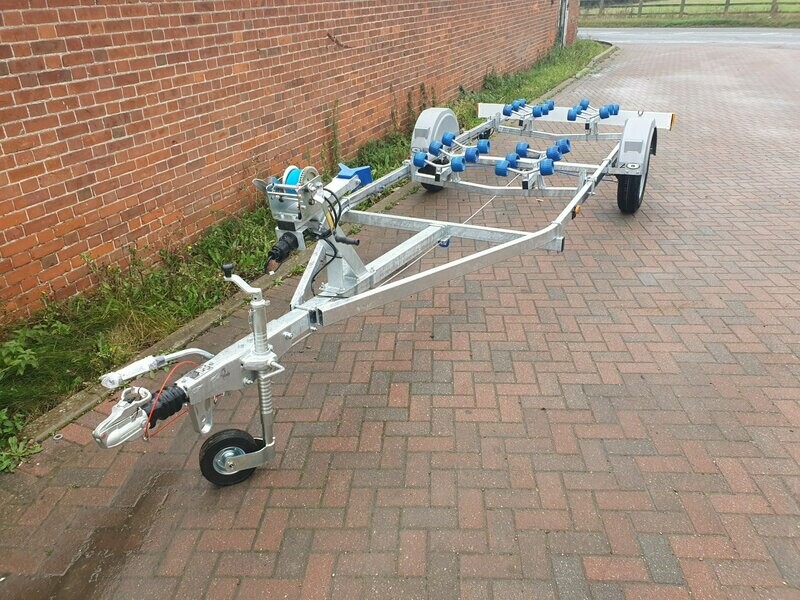 RG2/950 1300 kg GVW, for boats up to 5.4m