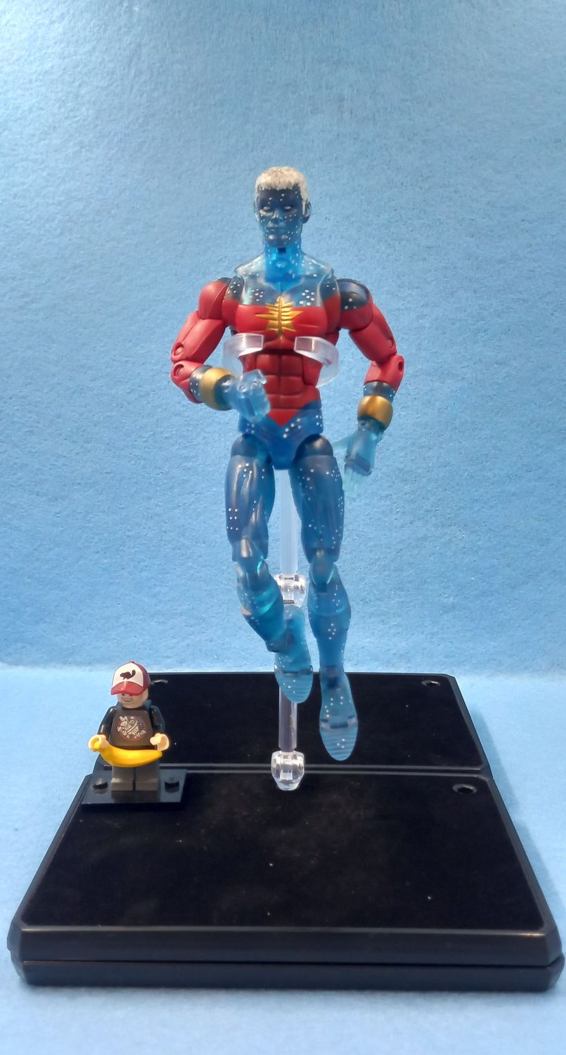 MARVEL LEGENDS CAPTAIN MARVEL (GENIS) (P/O)