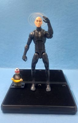 MARVEL LEGENDS PROFESSOR X (P/O)