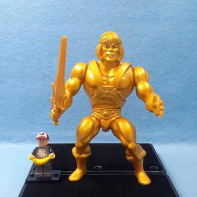 MASTERS OF THE UNIVERSE HE-MAN (GOLD STATUE) (P/O)