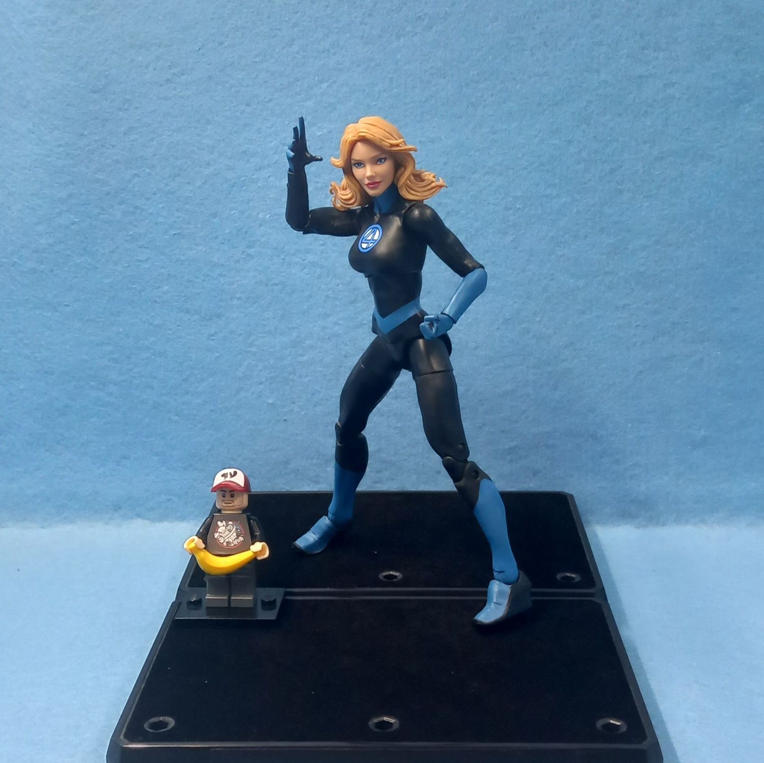 MARVEL LEGENDS INVISIBLE WOMAN (P/O)