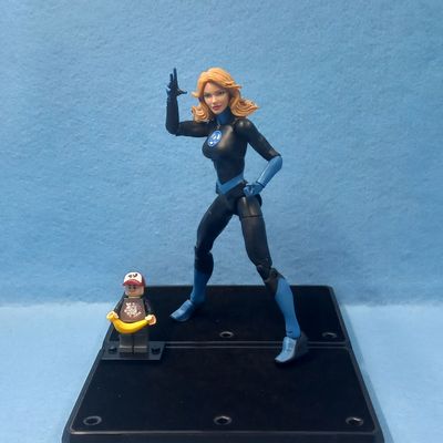 MARVEL LEGENDS INVISIBLE WOMAN (P/O)