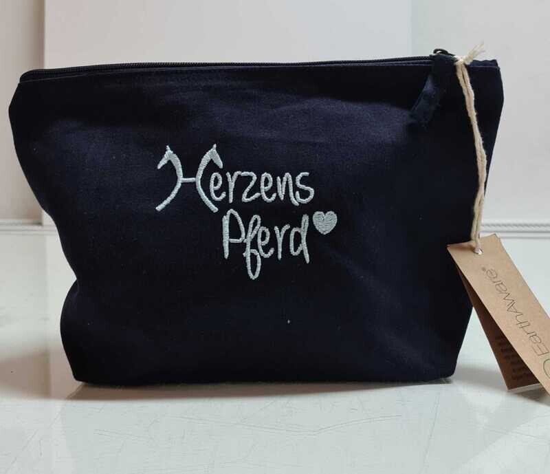 Accessory Bag Accessory Bag "Herzenpferd"
bestickt dunkelblau
