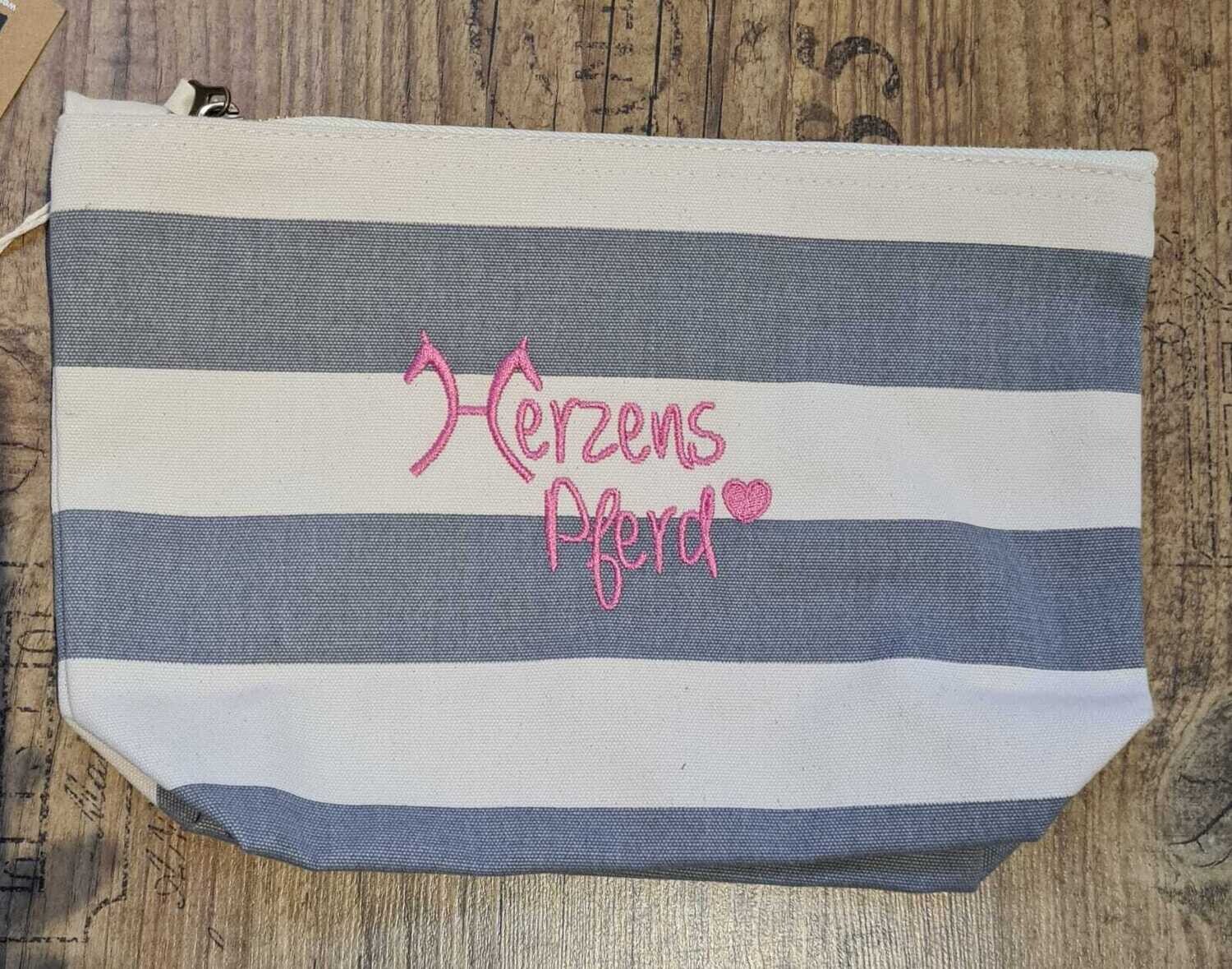Accessory Bag "Herzenpferd"
bestickt
