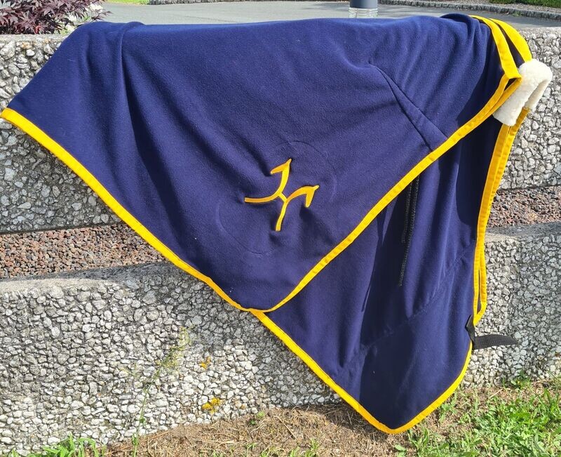 ABSCHWITZDECKE ABSCHWITZDECKE "HANNOVERANER"
blau mit gelb, bestickt mit Hannoveraner Logo