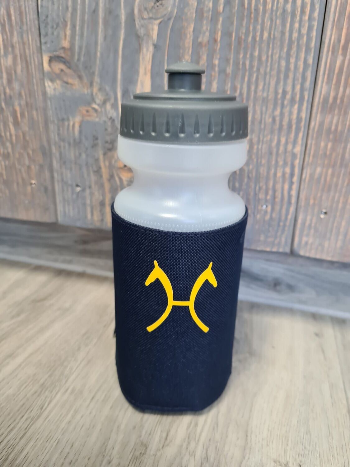 Trinkflasche mit Halterung