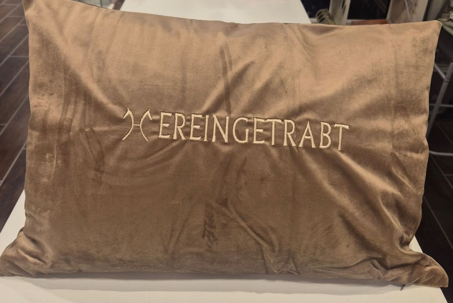 Kissenhülle "Hereingetrabt" bestickt