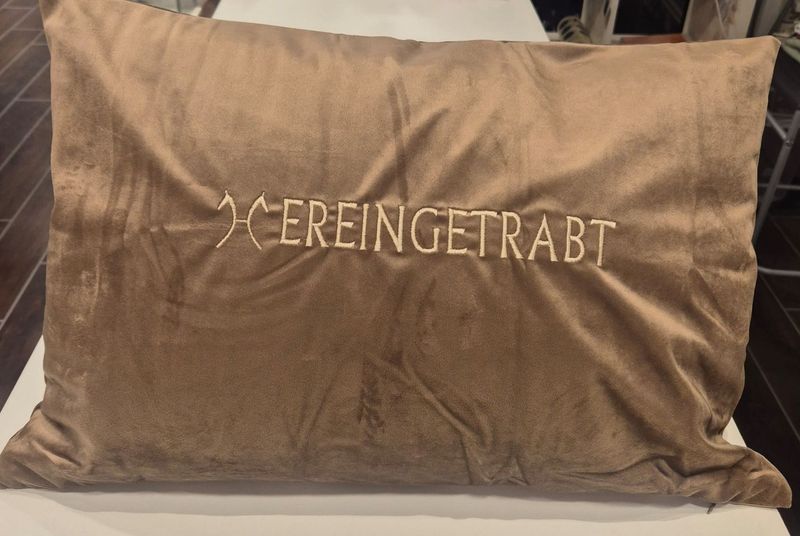 Kissenhülle Kissenhülle "Hereingetrabt" bestickt