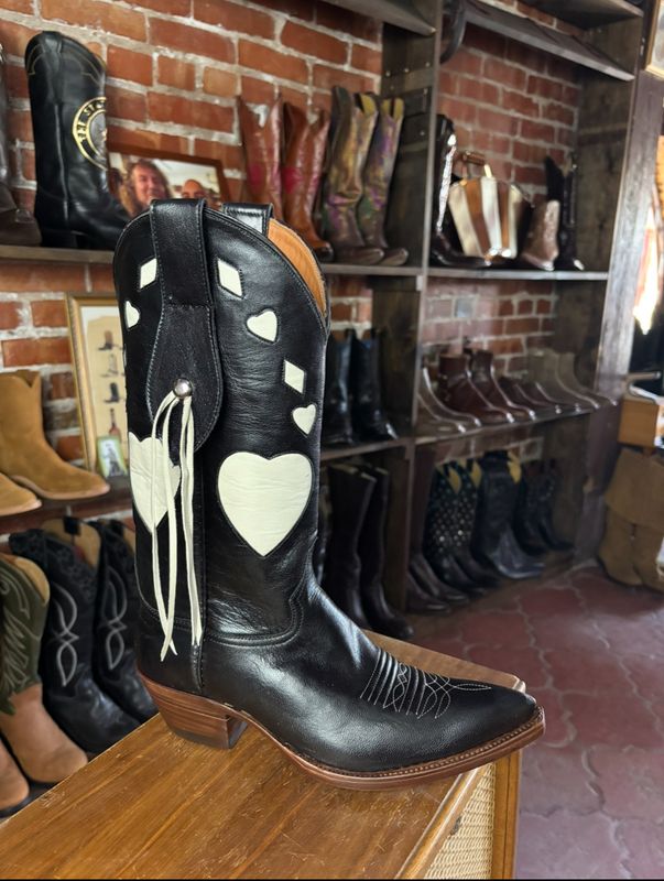 6 B Ladies Heart Black And White Cowboy Boots (CLOSEOUT) 6 B Ladies Heart Black And White Cowboy Boots (CLOSEOUT)