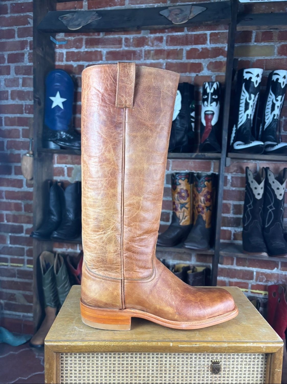 Apache Saddle Tan Cowhide 8.5D Men's  (Closeout)