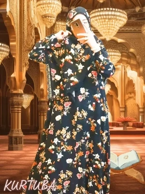 Abaya avec foulard noir à motif floral Aisha Abaya avec foulard noir à motif floral Aisha