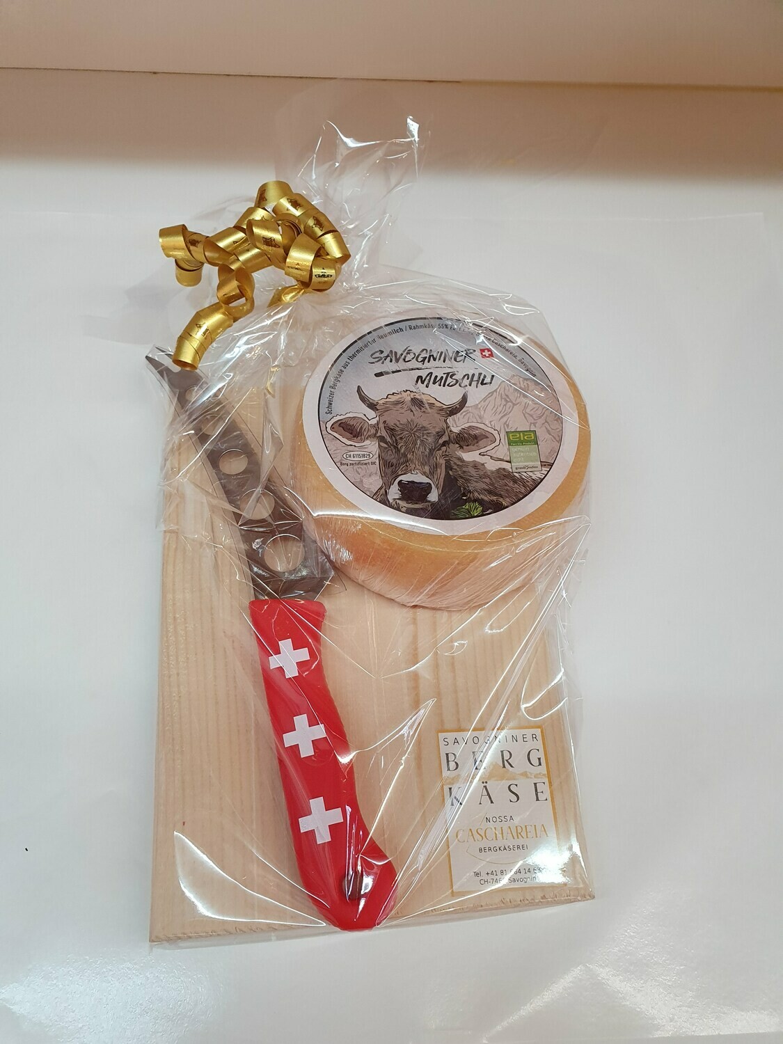 Holzbrett mit Mutschli und Käsemesser Holzbrett mit Mutschli und Käsemesser