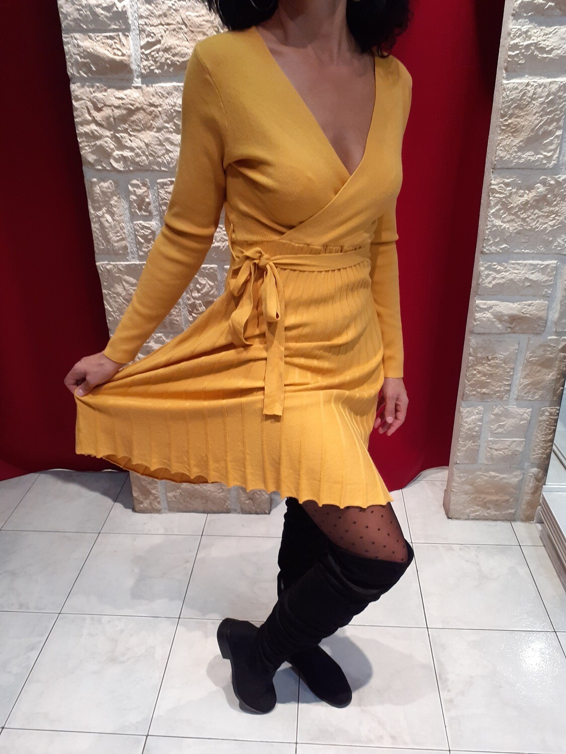 Robe pull cache-coeur jaune
