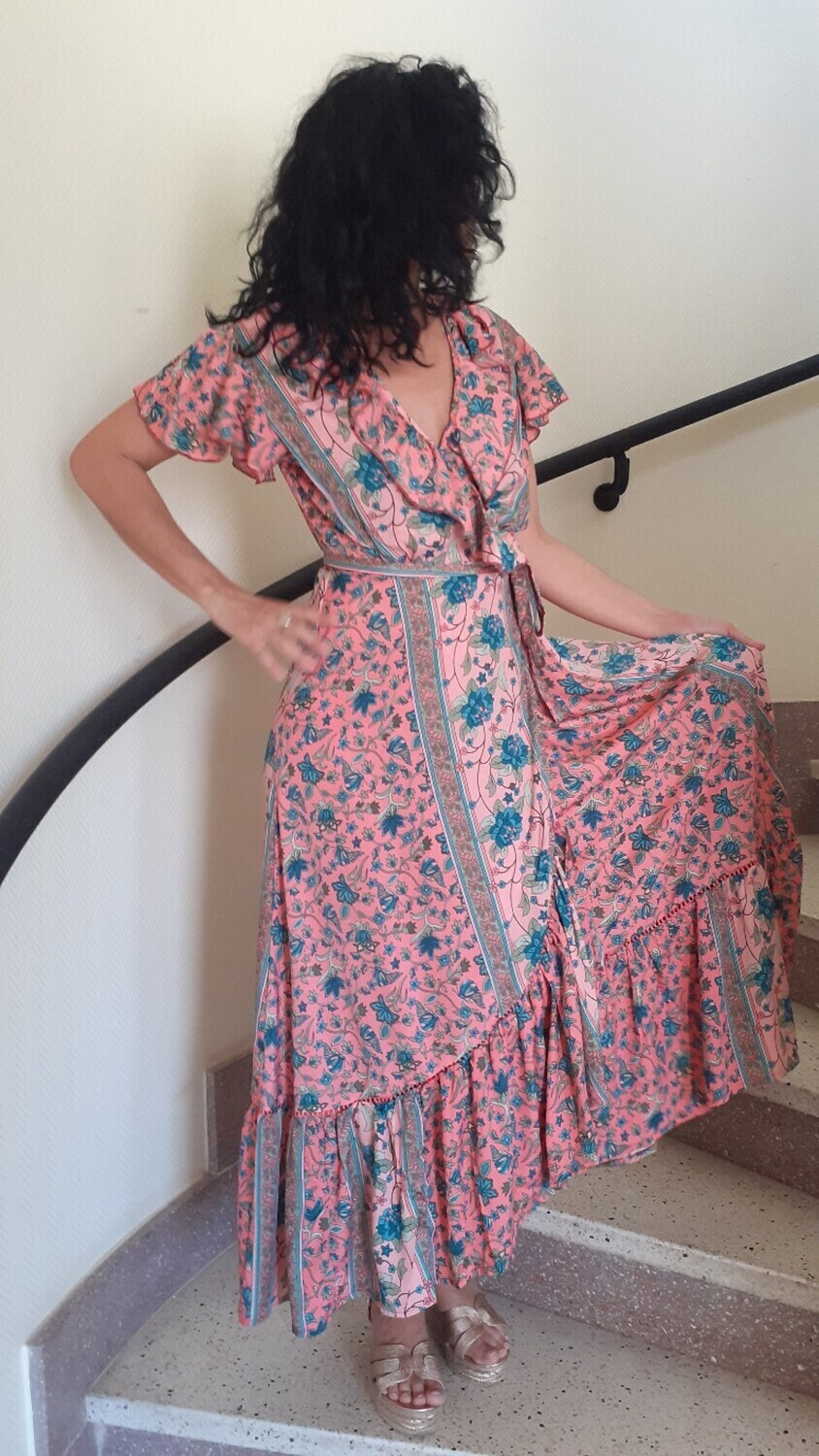 Longue robe portefeuille imprimée fleurs à volants rose