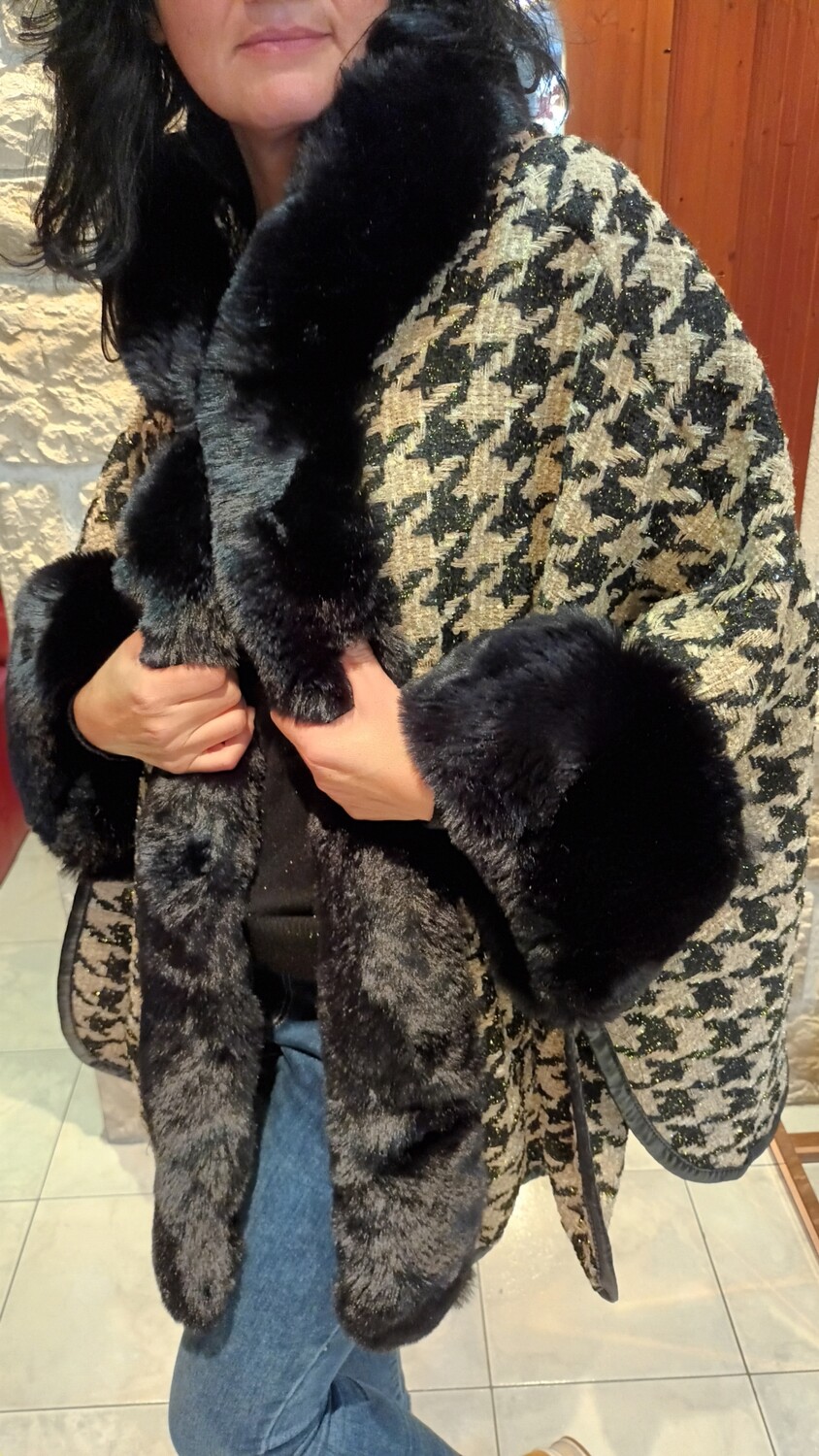 Cape lurex fourrure noir et capuche 