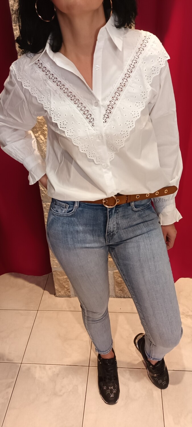 Chemise brodée à dentelle blanche Chemise brodée à dentelle blanche