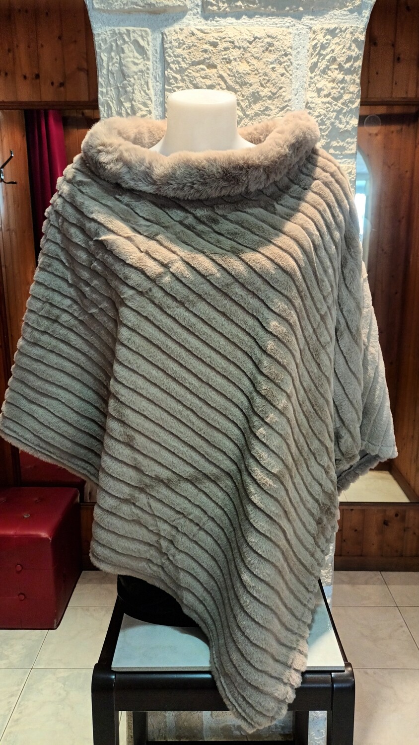 Poncho fourrure bandes taupe foncé 