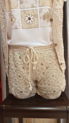 Short crochet beige