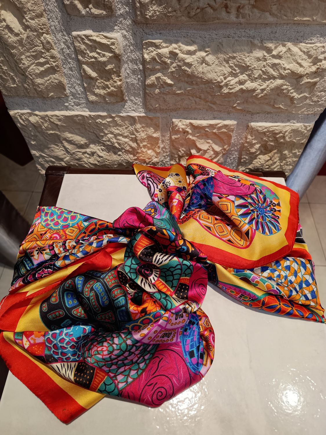 Foulard imprimé fantaisie jaune 