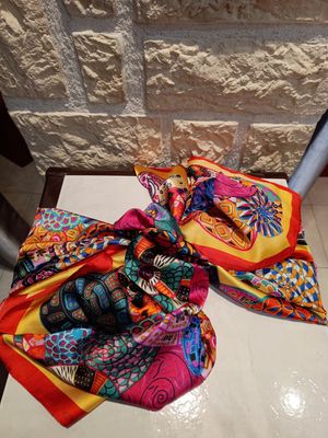 Foulard imprimé fantaisie jaune 