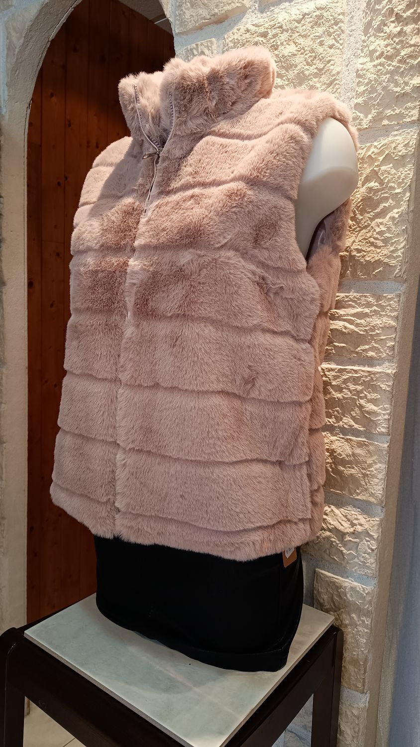 Veste fausse fourrure sans manches rose poudré 