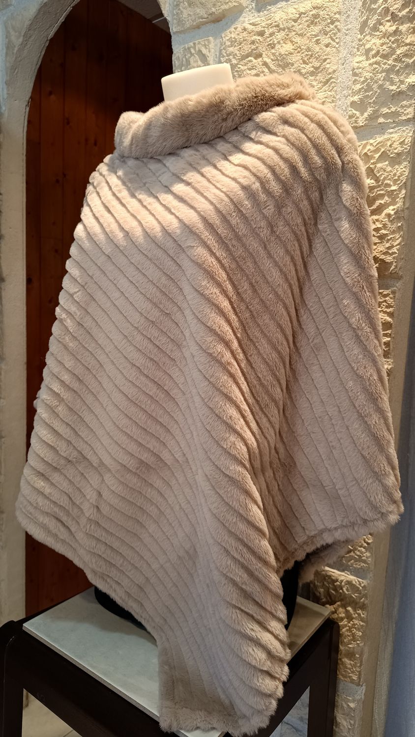 Poncho fourrure bandes taupe 