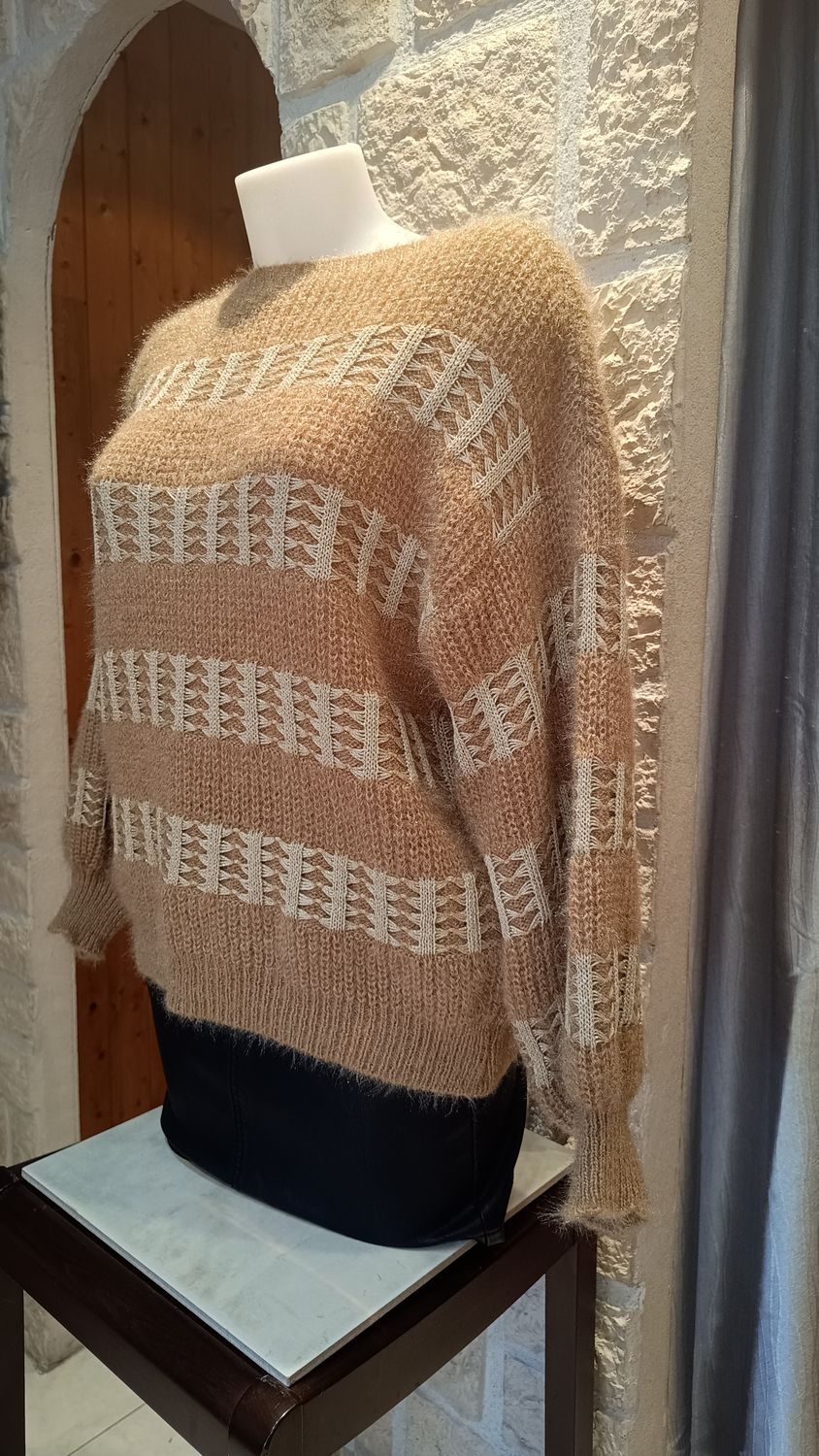 Pull bandes motifs dorés camel