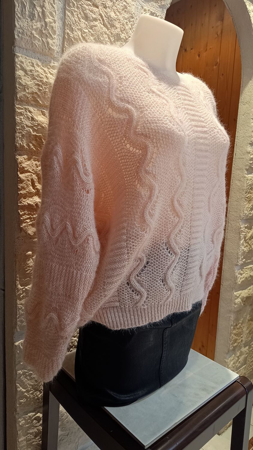 Pull motifs ajourés rose 