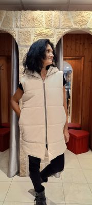 Veste simili cuir sans manches à capuche crème