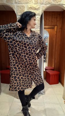 Robe chemise imprimée girafe marron et noir