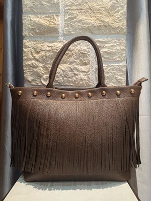Sac à main clous et franges taupe