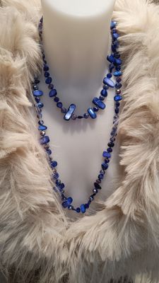 Collier pierres nacrées bleu royal