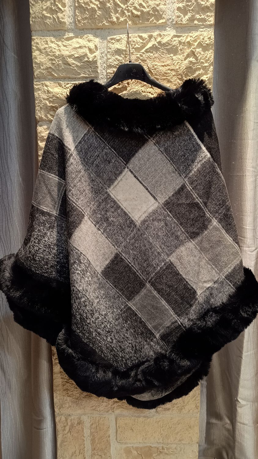 Poncho Carreaux fourrure noir 